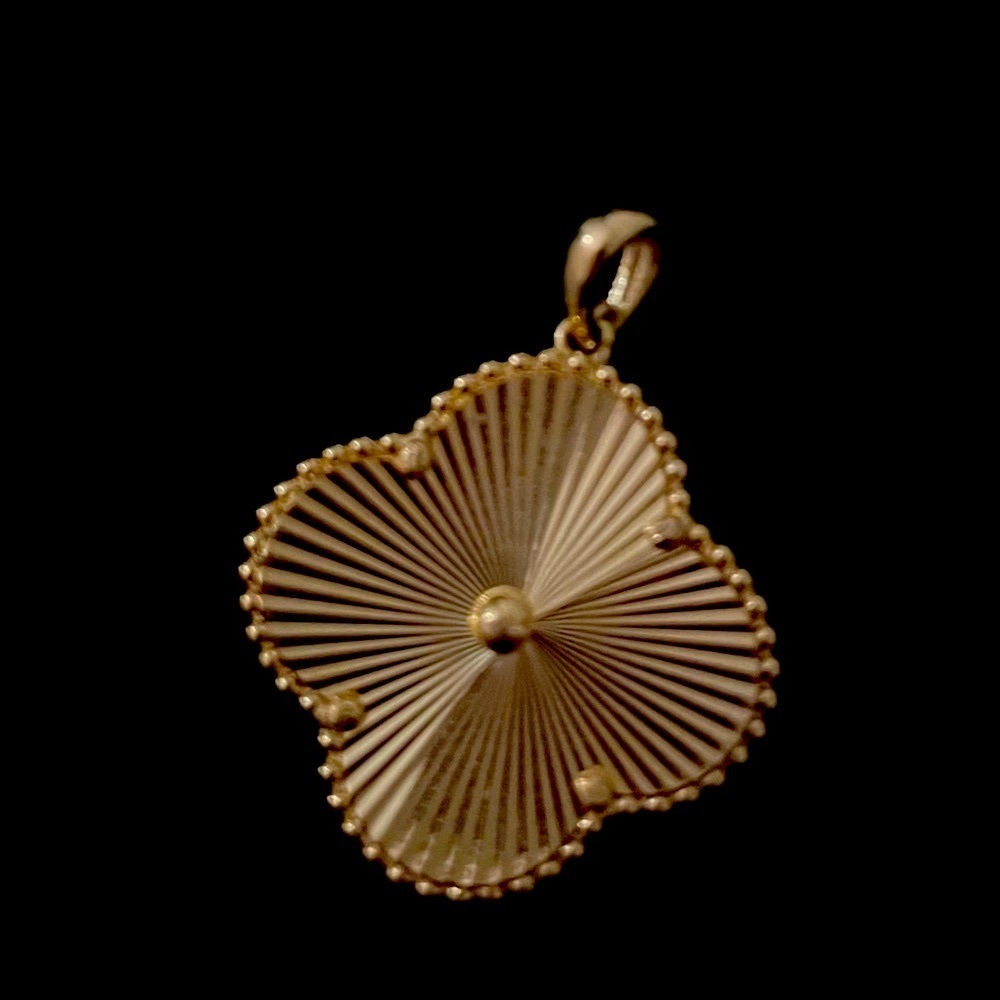yellow gold 18 karat pendant.  
5.22 grams of pure 18 k yellow gold.